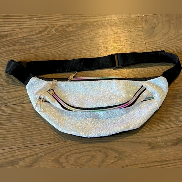 Handbags - NWOT White Glitter Fanny Pack